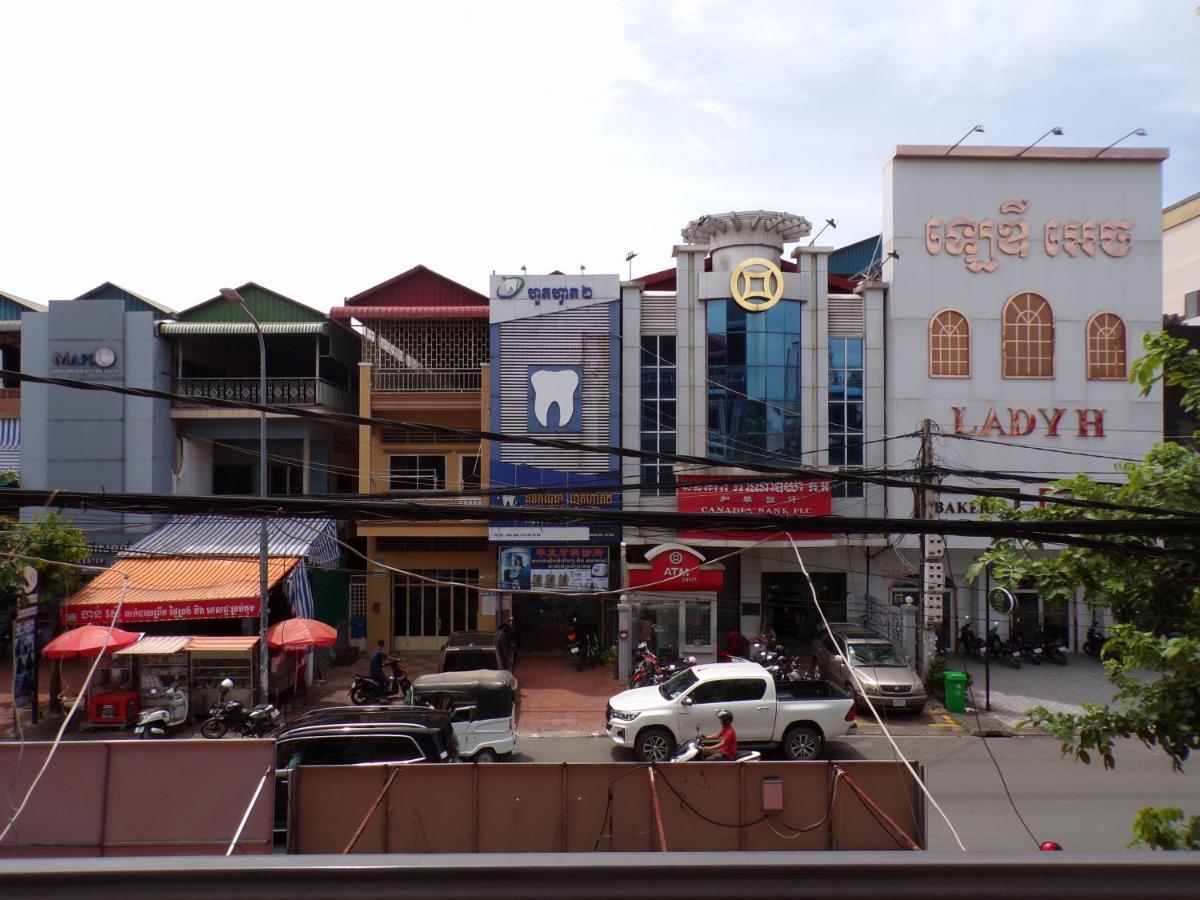 Ananta Aster Appartement Phnom-Penh Buitenkant foto