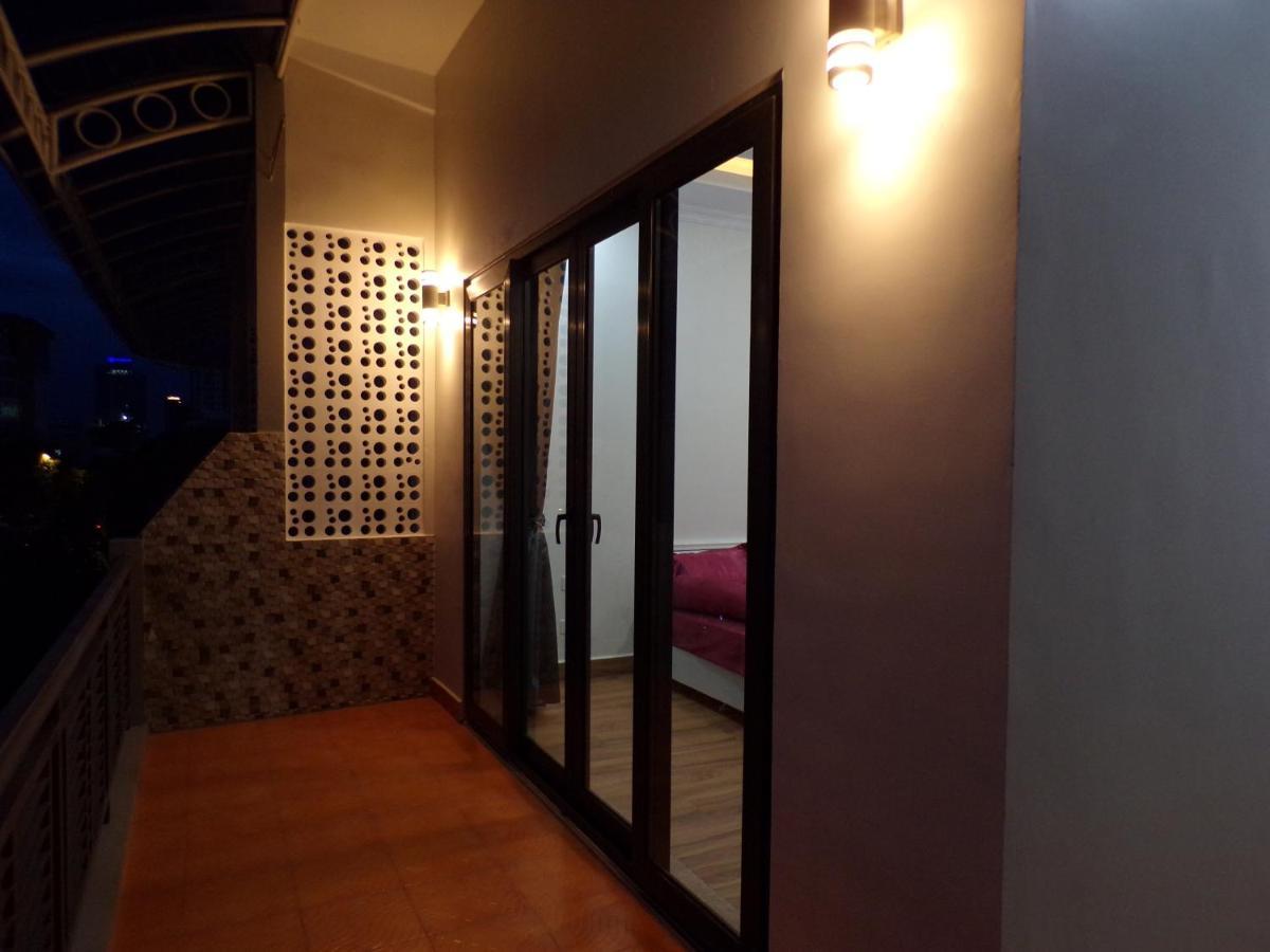 Ananta Aster Appartement Phnom-Penh Buitenkant foto