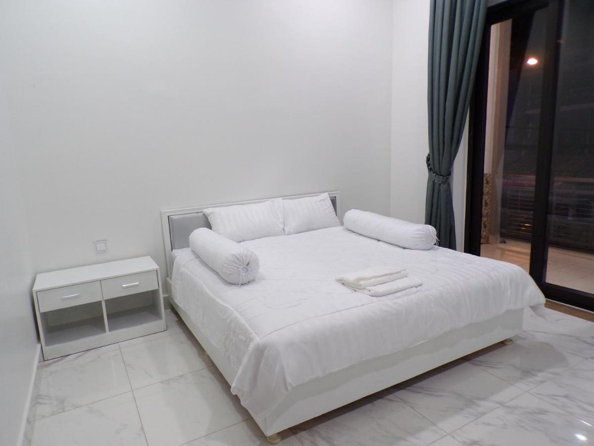 Ananta Aster Appartement Phnom-Penh Buitenkant foto