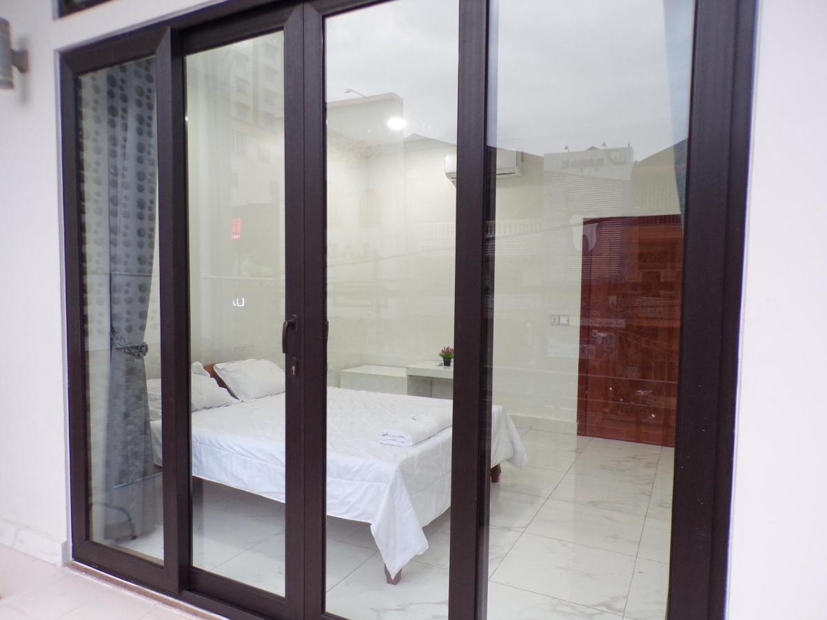 Ananta Aster Appartement Phnom-Penh Buitenkant foto